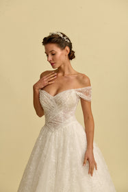 Görseli Galeri görüntüleyiciye yükleyin, Romantik tasarımı, zarif dantel detayları ve modern çizgileriyle her gelin için özel olarak tasarlanmış A kesim, prenses ve balık model gelinlik koleksiyonu.
