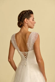 Load image into Gallery viewer, Romantik tasarımı, zarif dantel detayları ve modern çizgileriyle her gelin için özel olarak tasarlanmış A kesim, prenses ve balık model gelinlik koleksiyonu.
