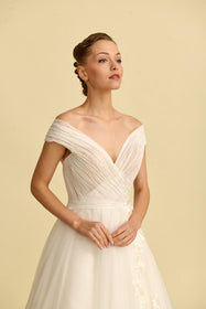 Görseli Galeri görüntüleyiciye yükleyin, Romantik tasarımı, zarif dantel detayları ve modern çizgileriyle her gelin için özel olarak tasarlanmış A kesim, prenses ve balık model gelinlik koleksiyonu.
