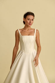 Görseli Galeri görüntüleyiciye yükleyin, Romantik tasarımı, zarif dantel detayları ve modern çizgileriyle her gelin için özel olarak tasarlanmış A kesim, prenses ve balık model gelinlik koleksiyonu.
