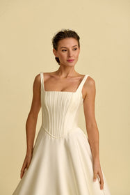 Görseli Galeri görüntüleyiciye yükleyin, Romantik tasarımı, zarif dantel detayları ve modern çizgileriyle her gelin için özel olarak tasarlanmış A kesim, prenses ve balık model gelinlik koleksiyonu.
