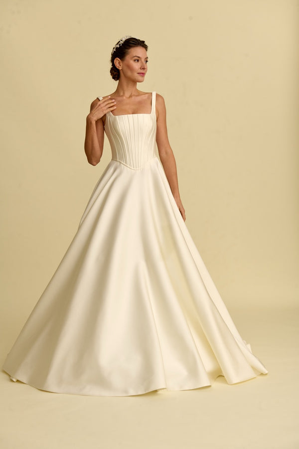 Romantik tasarımı, zarif dantel detayları ve modern çizgileriyle her gelin için özel olarak tasarlanmış A kesim, prenses ve balık model gelinlik koleksiyonu.