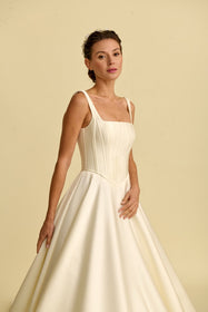 Görseli Galeri görüntüleyiciye yükleyin, Romantik tasarımı, zarif dantel detayları ve modern çizgileriyle her gelin için özel olarak tasarlanmış A kesim, prenses ve balık model gelinlik koleksiyonu.
