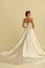 Load image into Gallery viewer, Romantik tasarımı, zarif dantel detayları ve modern çizgileriyle her gelin için özel olarak tasarlanmış A kesim, prenses ve balık model gelinlik koleksiyonu.
