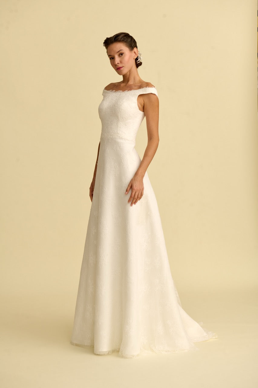 Romantik tasarımı, zarif dantel detayları ve modern çizgileriyle her gelin için özel olarak tasarlanmış A kesim, prenses ve balık model gelinlik koleksiyonu.