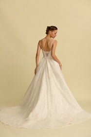 Load image into Gallery viewer, Romantik tasarımı, zarif dantel detayları ve modern çizgileriyle her gelin için özel olarak tasarlanmış A kesim, prenses ve balık model gelinlik koleksiyonu.
