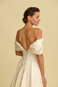 Görseli Galeri görüntüleyiciye yükleyin, Romantik tasarımı, zarif dantel detayları ve modern çizgileriyle her gelin için özel olarak tasarlanmış A kesim, prenses ve balık model gelinlik koleksiyonu.
