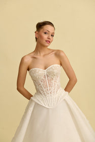 Load image into Gallery viewer, Romantik tasarımı, zarif dantel detayları ve modern çizgileriyle her gelin için özel olarak tasarlanmış A kesim, prenses ve balık model gelinlik koleksiyonu.
