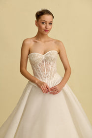 Load image into Gallery viewer, Romantik tasarımı, zarif dantel detayları ve modern çizgileriyle her gelin için özel olarak tasarlanmış A kesim, prenses ve balık model gelinlik koleksiyonu.
