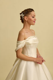 Görseli Galeri görüntüleyiciye yükleyin, Romantik tasarımı, zarif dantel detayları ve modern çizgileriyle her gelin için özel olarak tasarlanmış A kesim, prenses ve balık model gelinlik koleksiyonu.
