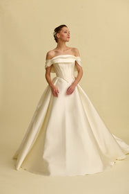 Görseli Galeri görüntüleyiciye yükleyin, Romantik tasarımı, zarif dantel detayları ve modern çizgileriyle her gelin için özel olarak tasarlanmış A kesim, prenses ve balık model gelinlik koleksiyonu.
