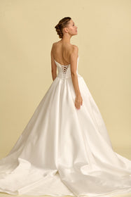 Görseli Galeri görüntüleyiciye yükleyin, Romantik tasarımı, zarif dantel detayları ve modern çizgileriyle her gelin için özel olarak tasarlanmış A kesim, prenses ve balık model gelinlik koleksiyonu.
