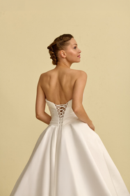 Görseli Galeri görüntüleyiciye yükleyin, Romantik tasarımı, zarif dantel detayları ve modern çizgileriyle her gelin için özel olarak tasarlanmış A kesim, prenses ve balık model gelinlik koleksiyonu.
