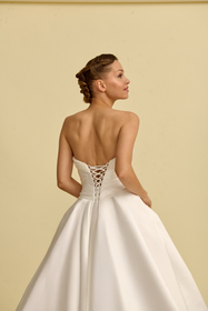 Görseli Galeri görüntüleyiciye yükleyin, Romantik tasarımı, zarif dantel detayları ve modern çizgileriyle her gelin için özel olarak tasarlanmış A kesim, prenses ve balık model gelinlik koleksiyonu.
