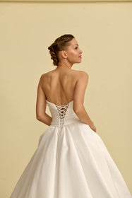 Görseli Galeri görüntüleyiciye yükleyin, Romantik tasarımı, zarif dantel detayları ve modern çizgileriyle her gelin için özel olarak tasarlanmış A kesim, prenses ve balık model gelinlik koleksiyonu.
