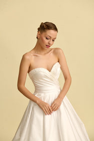 Görseli Galeri görüntüleyiciye yükleyin, Romantik tasarımı, zarif dantel detayları ve modern çizgileriyle her gelin için özel olarak tasarlanmış A kesim, prenses ve balık model gelinlik koleksiyonu.
