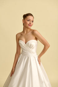 Görseli Galeri görüntüleyiciye yükleyin, Romantik tasarımı, zarif dantel detayları ve modern çizgileriyle her gelin için özel olarak tasarlanmış A kesim, prenses ve balık model gelinlik koleksiyonu.
