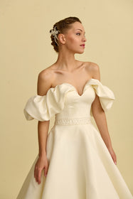 Görseli Galeri görüntüleyiciye yükleyin, Romantik tasarımı, zarif dantel detayları ve modern çizgileriyle her gelin için özel olarak tasarlanmış A kesim, prenses ve balık model gelinlik koleksiyonu.
