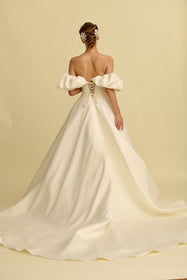 Görseli Galeri görüntüleyiciye yükleyin, Romantik tasarımı, zarif dantel detayları ve modern çizgileriyle her gelin için özel olarak tasarlanmış A kesim, prenses ve balık model gelinlik koleksiyonu.
