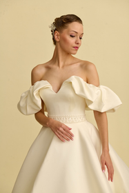 Load image into Gallery viewer, Romantik tasarımı, zarif dantel detayları ve modern çizgileriyle her gelin için özel olarak tasarlanmış A kesim, prenses ve balık model gelinlik koleksiyonu.
