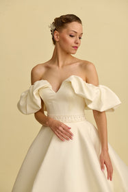 Görseli Galeri görüntüleyiciye yükleyin, Romantik tasarımı, zarif dantel detayları ve modern çizgileriyle her gelin için özel olarak tasarlanmış A kesim, prenses ve balık model gelinlik koleksiyonu.
