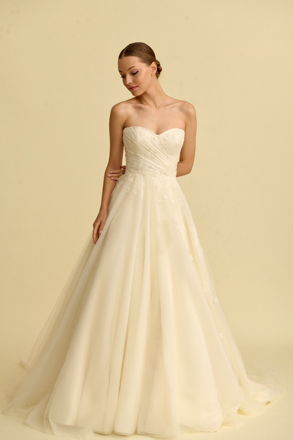 Romantik tasarımı, zarif dantel detayları ve modern çizgileriyle her gelin için özel olarak tasarlanmış A kesim, prenses ve balık model gelinlik koleksiyonu.