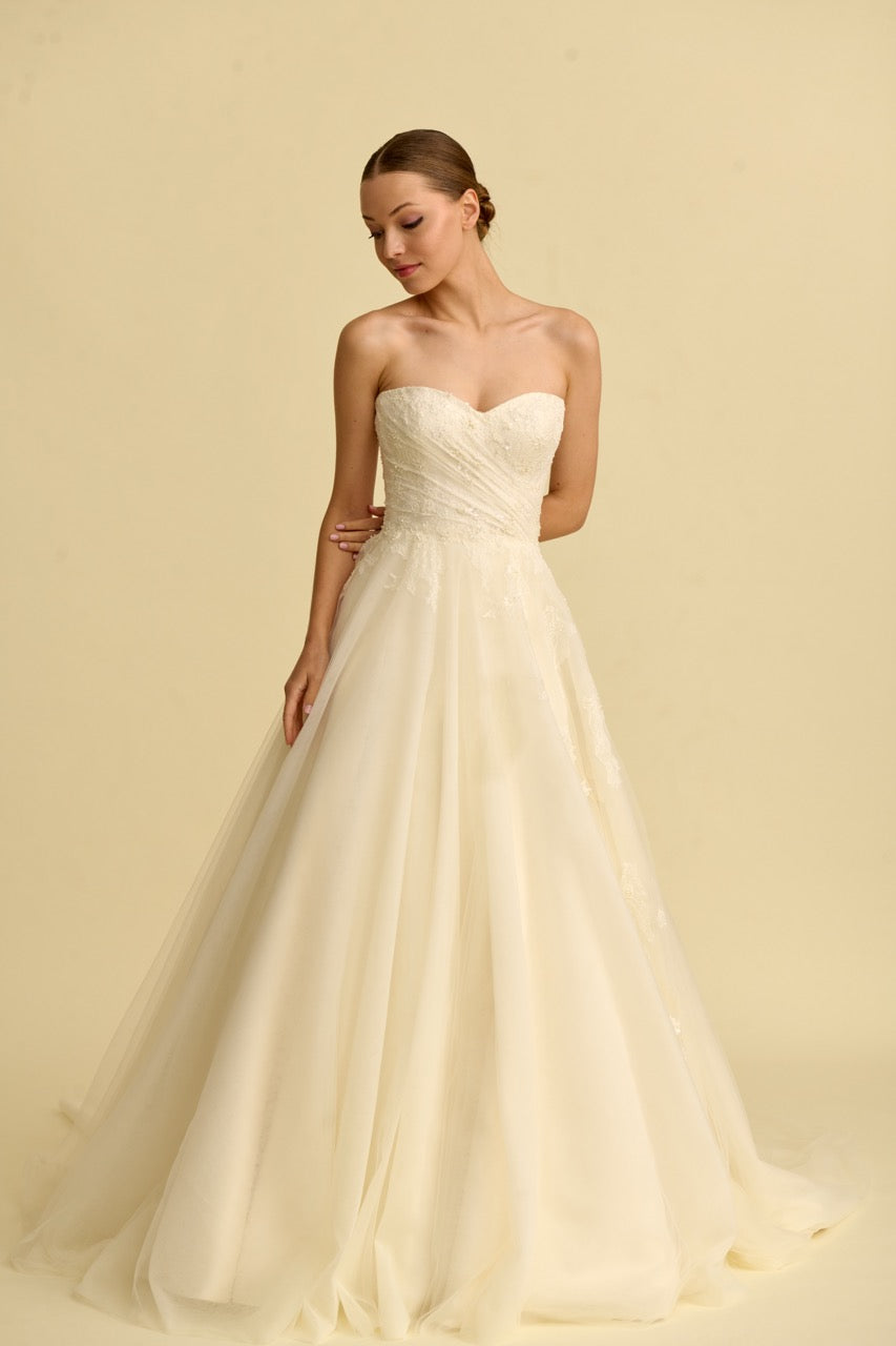 Romantik tasarımı, zarif dantel detayları ve modern çizgileriyle her gelin için özel olarak tasarlanmış A kesim, prenses ve balık model gelinlik koleksiyonu.