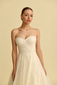 Görseli Galeri görüntüleyiciye yükleyin, Romantik tasarımı, zarif dantel detayları ve modern çizgileriyle her gelin için özel olarak tasarlanmış A kesim, prenses ve balık model gelinlik koleksiyonu.
