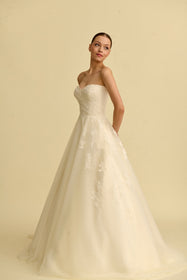 Görseli Galeri görüntüleyiciye yükleyin, Romantik tasarımı, zarif dantel detayları ve modern çizgileriyle her gelin için özel olarak tasarlanmış A kesim, prenses ve balık model gelinlik koleksiyonu.
