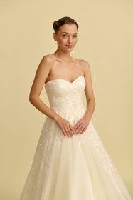 Görseli Galeri görüntüleyiciye yükleyin, Romantik tasarımı, zarif dantel detayları ve modern çizgileriyle her gelin için özel olarak tasarlanmış A kesim, prenses ve balık model gelinlik koleksiyonu.
