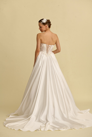 Load image into Gallery viewer, Romantik tasarımı, zarif dantel detayları ve modern çizgileriyle her gelin için özel olarak tasarlanmış A kesim, prenses ve balık model gelinlik koleksiyonu.
