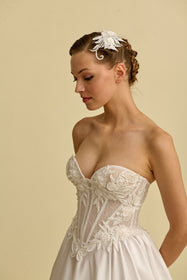 Görseli Galeri görüntüleyiciye yükleyin, Romantik tasarımı, zarif dantel detayları ve modern çizgileriyle her gelin için özel olarak tasarlanmış A kesim, prenses ve balık model gelinlik koleksiyonu.
