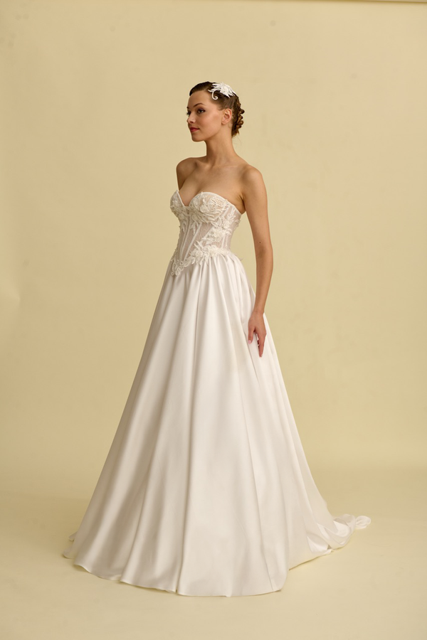 Romantik tasarımı, zarif dantel detayları ve modern çizgileriyle her gelin için özel olarak tasarlanmış A kesim, prenses ve balık model gelinlik koleksiyonu.