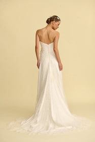 Load image into Gallery viewer, Romantik tasarımı, zarif dantel detayları ve modern çizgileriyle her gelin için özel olarak tasarlanmış A kesim, prenses ve balık model gelinlik koleksiyonu.
