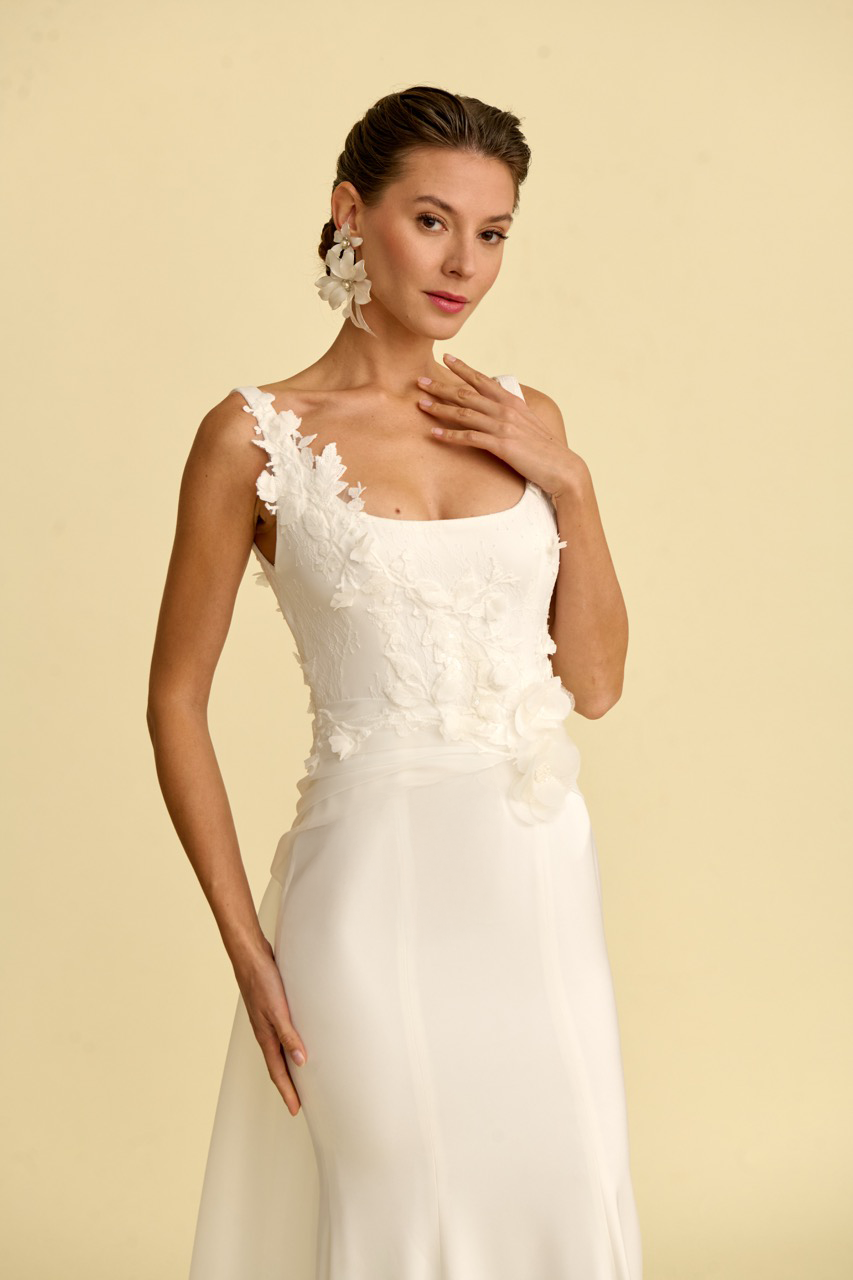 Romantik tasarımı, zarif dantel detayları ve modern çizgileriyle her gelin için özel olarak tasarlanmış A kesim, prenses ve balık model gelinlik koleksiyonu.