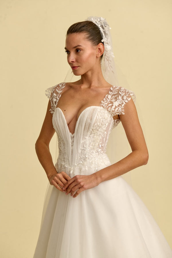 Romantik tasarımı, zarif dantel detayları ve modern çizgileriyle her gelin için özel olarak tasarlanmış A kesim, prenses ve balık model gelinlik koleksiyonu.