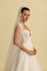 Görseli Galeri görüntüleyiciye yükleyin, Romantik tasarımı, zarif dantel detayları ve modern çizgileriyle her gelin için özel olarak tasarlanmış A kesim, prenses ve balık model gelinlik koleksiyonu.
