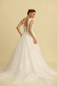 Görseli Galeri görüntüleyiciye yükleyin, Romantik tasarımı, zarif dantel detayları ve modern çizgileriyle her gelin için özel olarak tasarlanmış A kesim, prenses ve balık model gelinlik koleksiyonu.
