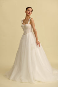 Görseli Galeri görüntüleyiciye yükleyin, Romantik tasarımı, zarif dantel detayları ve modern çizgileriyle her gelin için özel olarak tasarlanmış A kesim, prenses ve balık model gelinlik koleksiyonu.
