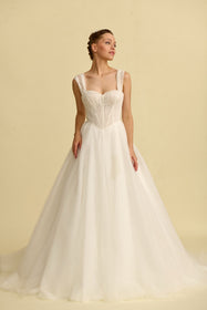 Görseli Galeri görüntüleyiciye yükleyin, Romantik tasarımı, zarif dantel detayları ve modern çizgileriyle her gelin için özel olarak tasarlanmış A kesim, prenses ve balık model gelinlik koleksiyonu.
