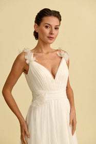 Görseli Galeri görüntüleyiciye yükleyin, Romantik tasarımı, zarif dantel detayları ve modern çizgileriyle her gelin için özel olarak tasarlanmış A kesim, prenses ve balık model gelinlik koleksiyonu.
