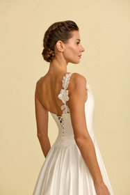 Görseli Galeri görüntüleyiciye yükleyin, Romantik tasarımı, zarif dantel detayları ve modern çizgileriyle her gelin için özel olarak tasarlanmış A kesim, prenses ve balık model gelinlik koleksiyonu.
