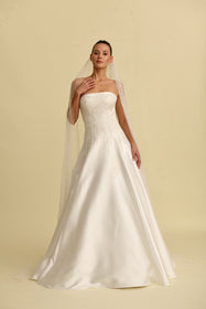 Görseli Galeri görüntüleyiciye yükleyin, Romantik tasarımı, zarif dantel detayları ve modern çizgileriyle her gelin için özel olarak tasarlanmış A kesim, prenses ve balık model gelinlik koleksiyonu.
