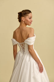 Görseli Galeri görüntüleyiciye yükleyin, Romantik tasarımı, zarif dantel detayları ve modern çizgileriyle her gelin için özel olarak tasarlanmış A kesim, prenses ve balık model gelinlik koleksiyonu.
