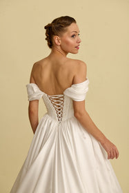 Görseli Galeri görüntüleyiciye yükleyin, Romantik tasarımı, zarif dantel detayları ve modern çizgileriyle her gelin için özel olarak tasarlanmış A kesim, prenses ve balık model gelinlik koleksiyonu.
