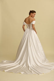 Görseli Galeri görüntüleyiciye yükleyin, Romantik tasarımı, zarif dantel detayları ve modern çizgileriyle her gelin için özel olarak tasarlanmış A kesim, prenses ve balık model gelinlik koleksiyonu.
