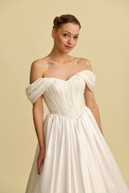 Load image into Gallery viewer, Romantik tasarımı, zarif dantel detayları ve modern çizgileriyle her gelin için özel olarak tasarlanmış A kesim, prenses ve balık model gelinlik koleksiyonu.
