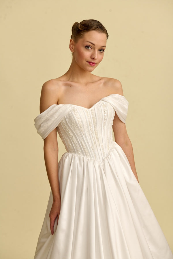 Romantik tasarımı, zarif dantel detayları ve modern çizgileriyle her gelin için özel olarak tasarlanmış A kesim, prenses ve balık model gelinlik koleksiyonu.