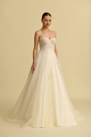 Görseli Galeri görüntüleyiciye yükleyin, Romantik tasarımı, zarif dantel detayları ve modern çizgileriyle her gelin için özel olarak tasarlanmış A kesim, prenses ve balık model gelinlik koleksiyonu.
