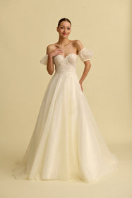 Görseli Galeri görüntüleyiciye yükleyin, Romantik tasarımı, zarif dantel detayları ve modern çizgileriyle her gelin için özel olarak tasarlanmış A kesim, prenses ve balık model gelinlik koleksiyonu.
